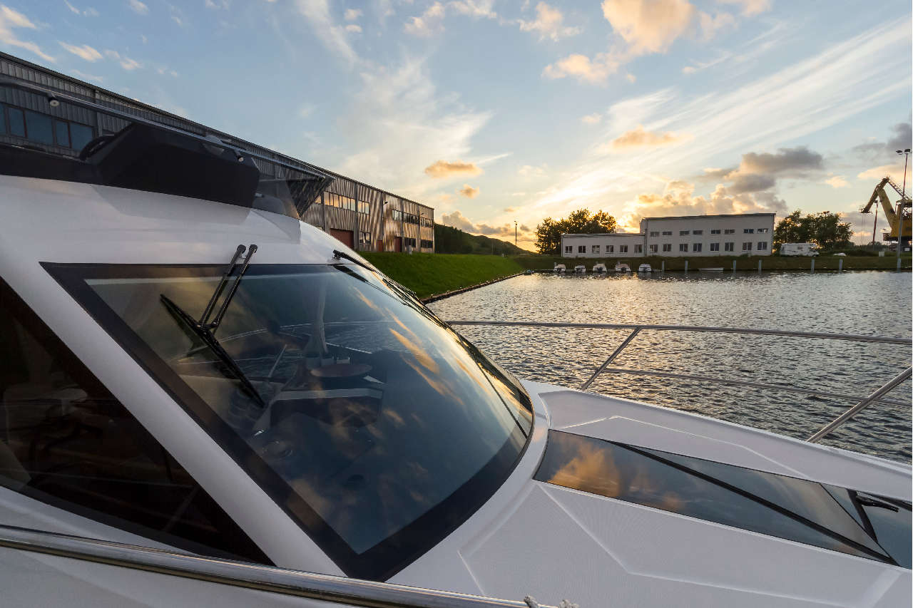 Galeon 300 FLY Cockpit image 1
