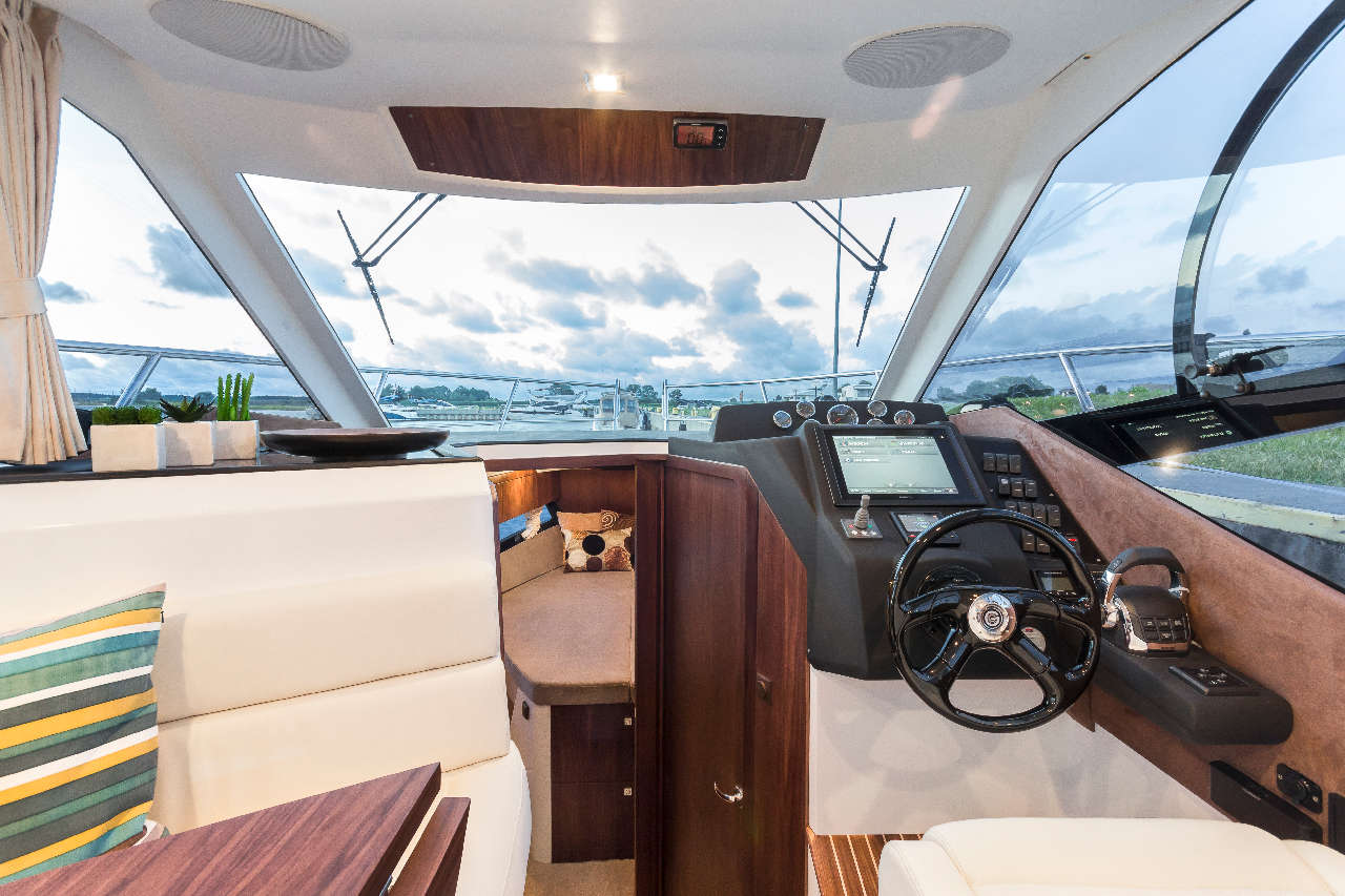 Galeon 300 FLY Internal image 2