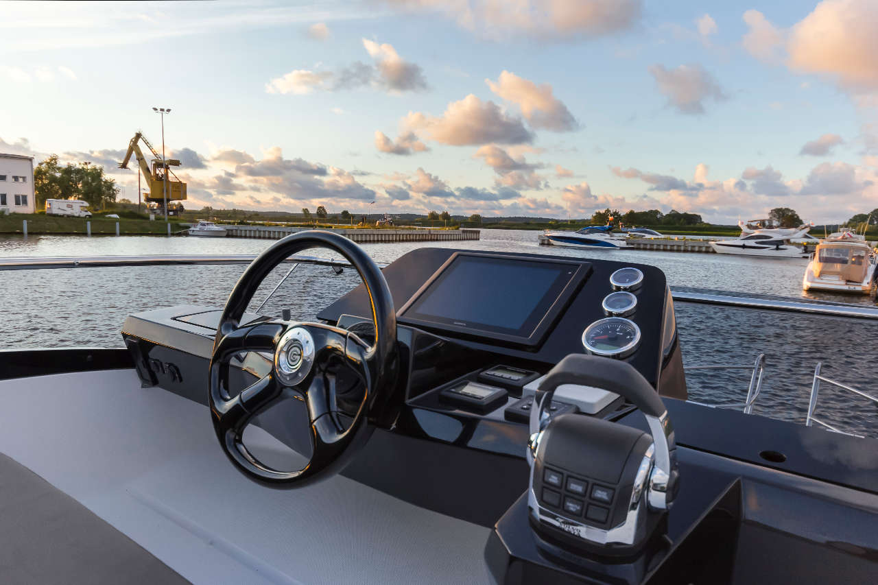 Galeon 300 FLY Cockpit image 2