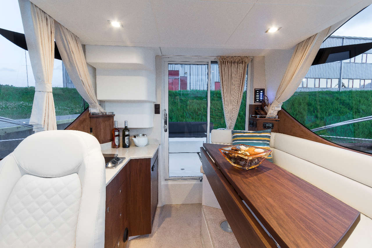 Galeon 300 FLY Internal image 3
