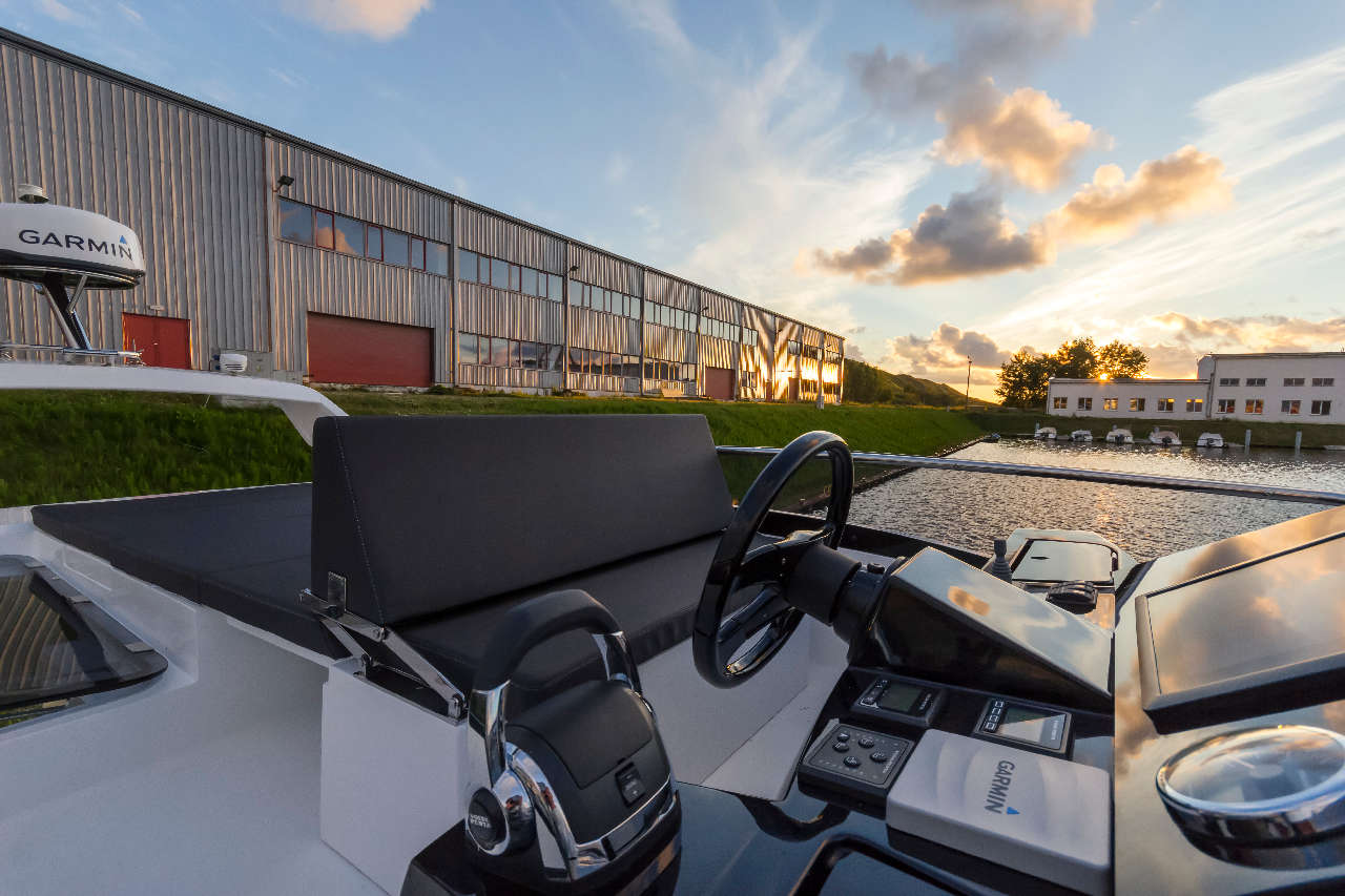 Galeon 300 FLY Cockpit image 3