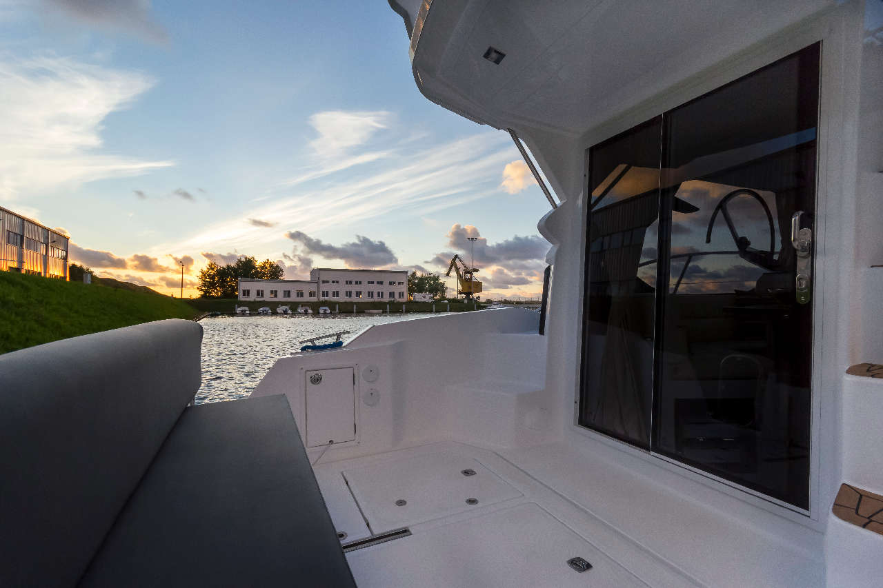Galeon 300 FLY Cockpit image 4
