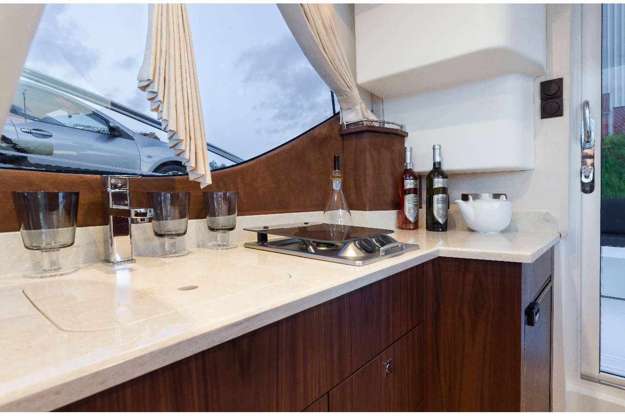 Galeon 300 FLY Internal image 5