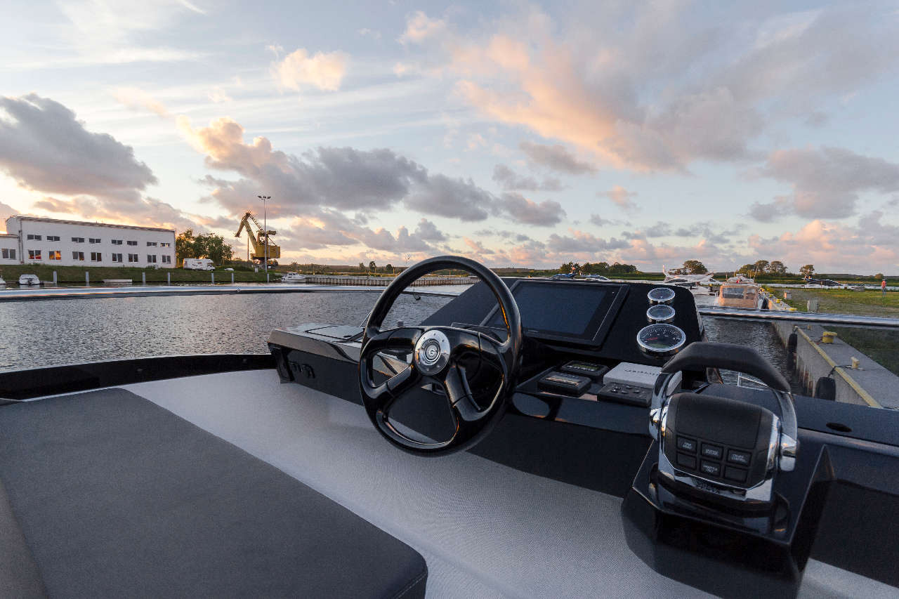 Galeon 300 FLY Cockpit image 5