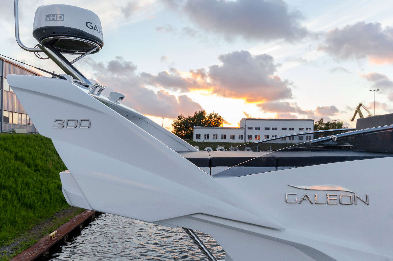 Galeon 300 FLY Cockpit image 6