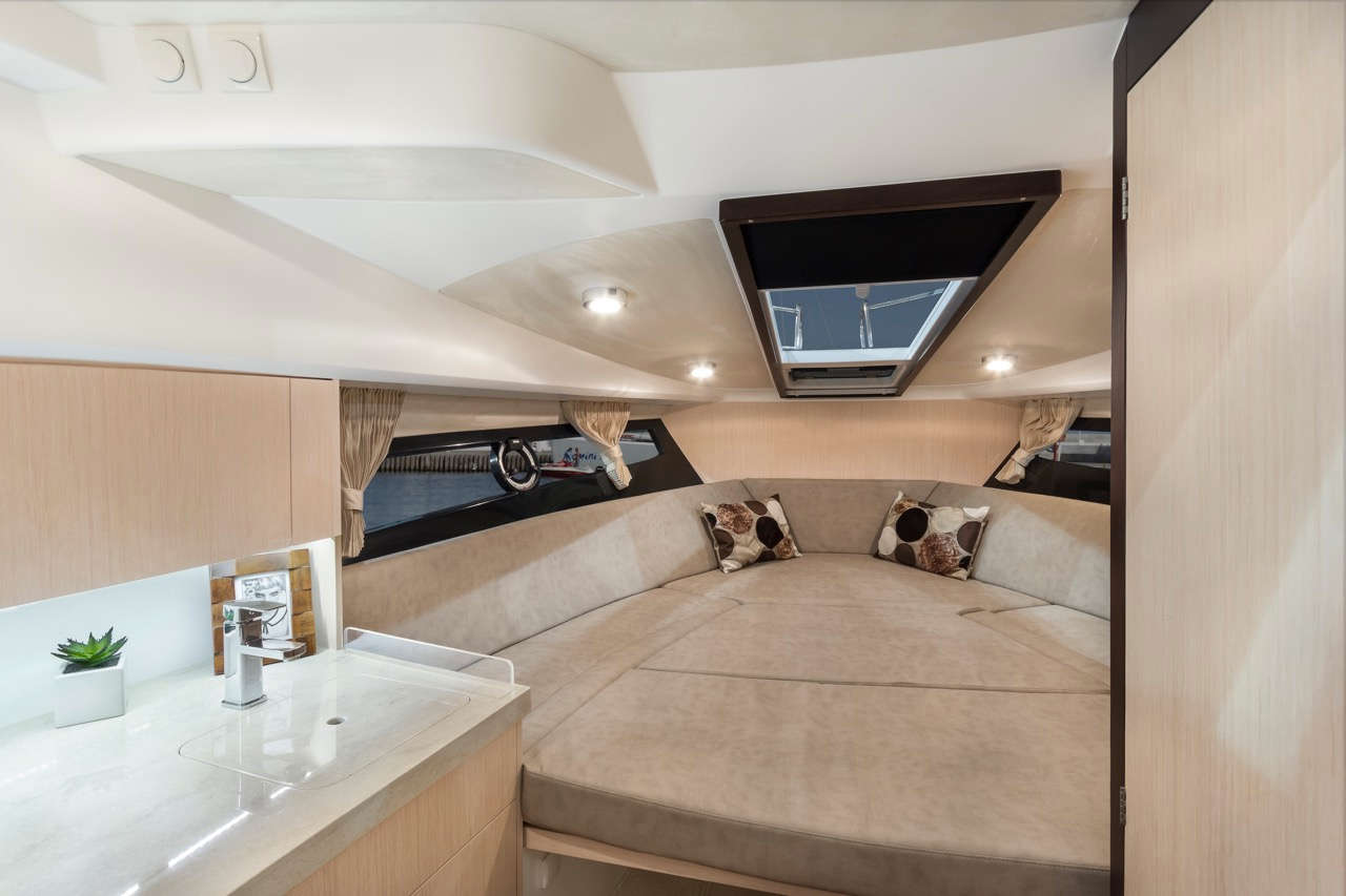 Galeon 305 HTS Internal image 1