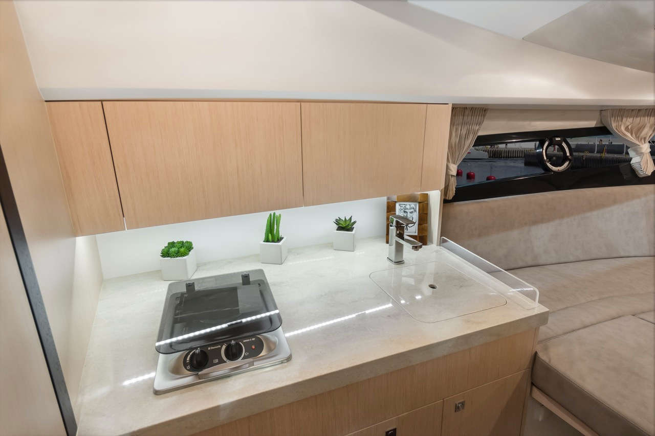 Galeon 305 HTS Internal image 2