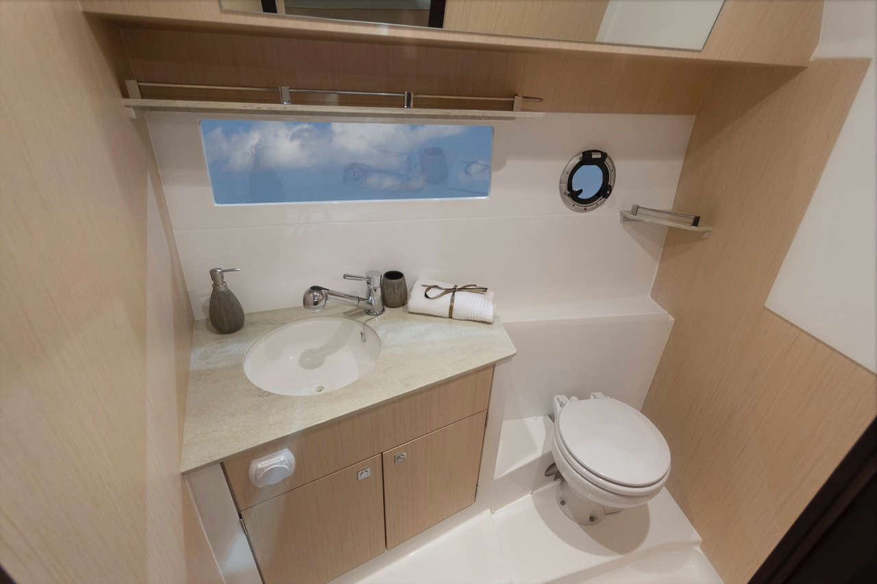 Galeon 305 HTS Internal image 3