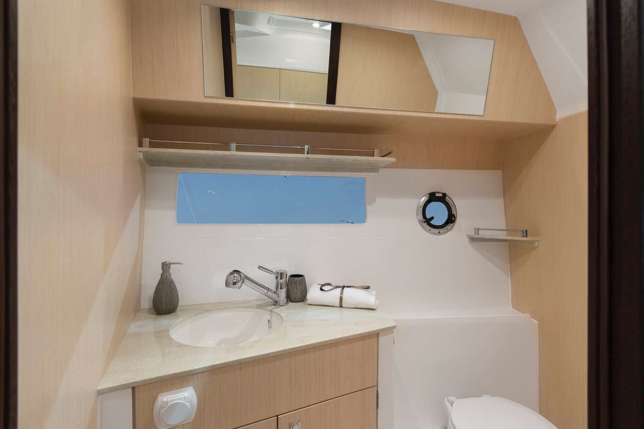 Galeon 305 HTS Internal image 4