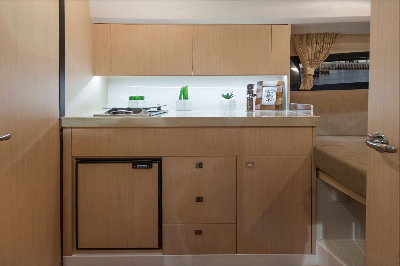 Galeon 305 HTS Internal image 8