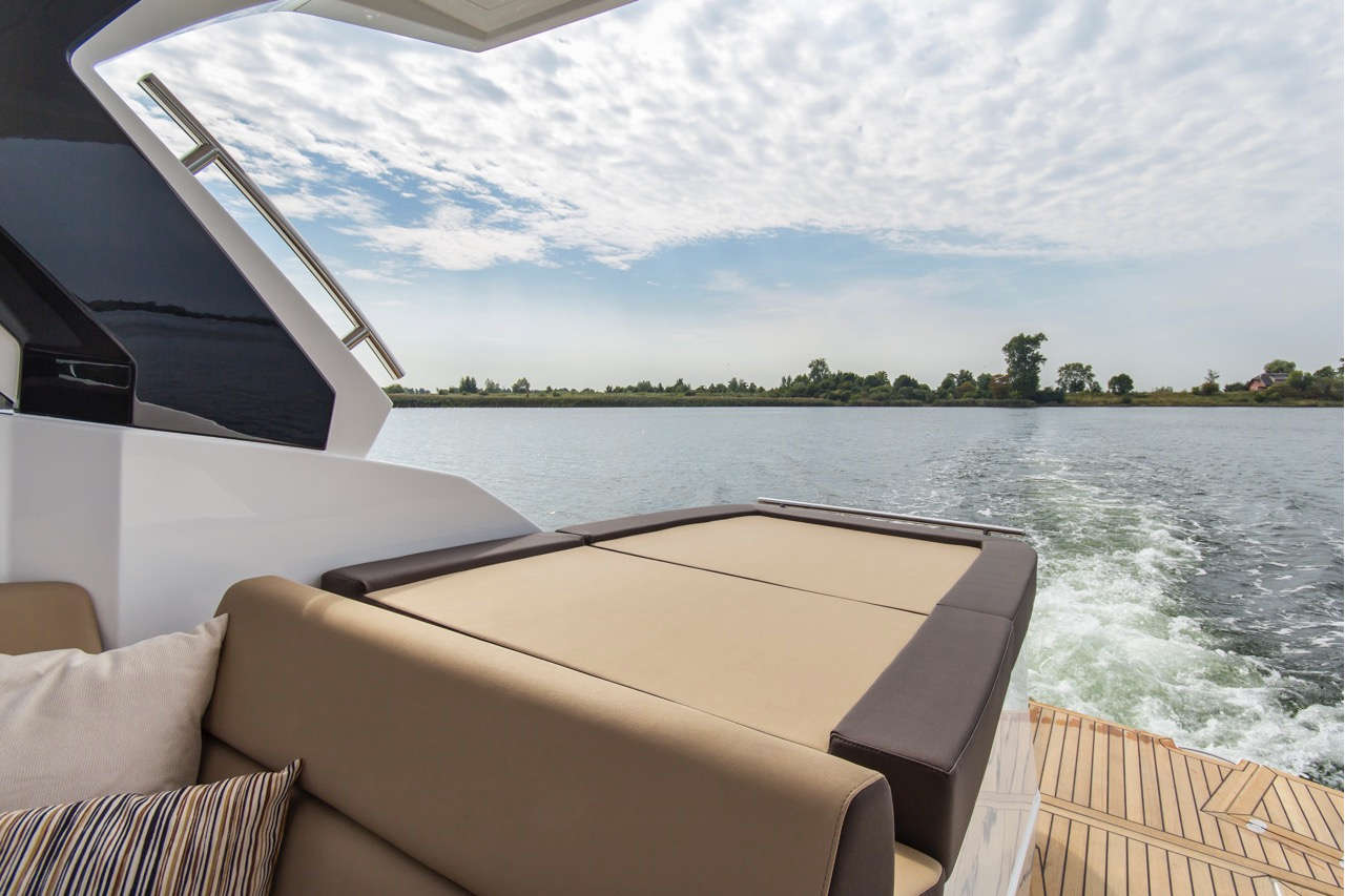 Galeon 305 HTS Cockpit image 1