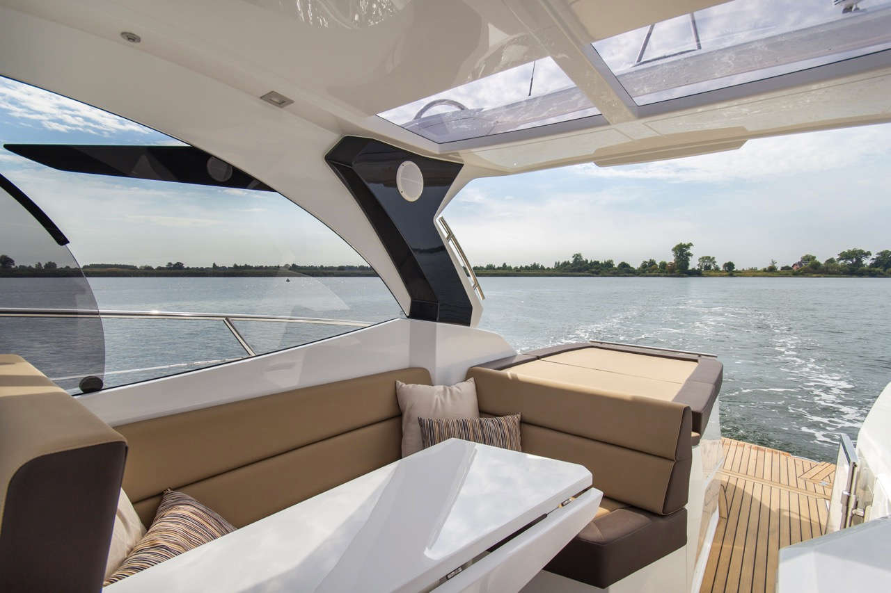 Galeon 305 HTS Cockpit image 2