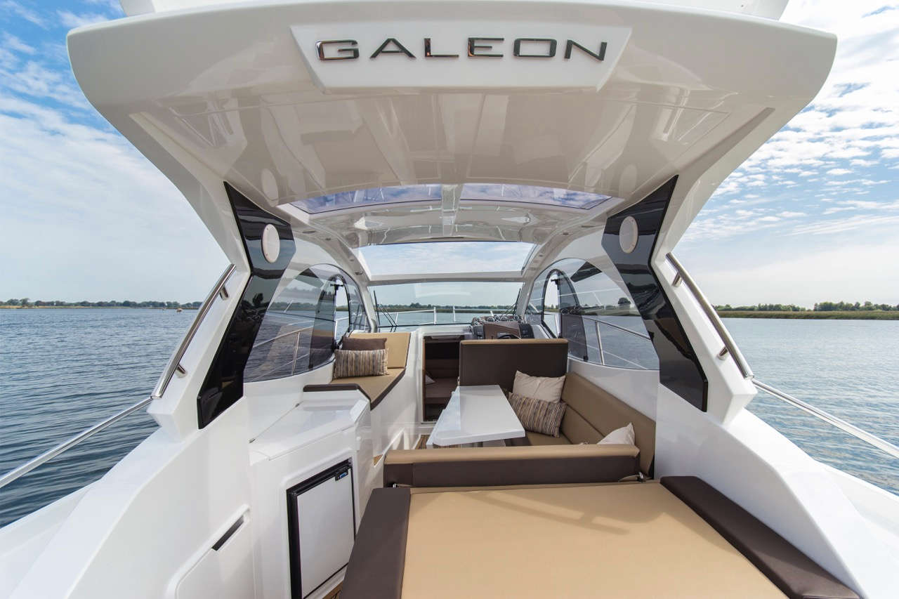 Galeon 305 HTS Cockpit image 3