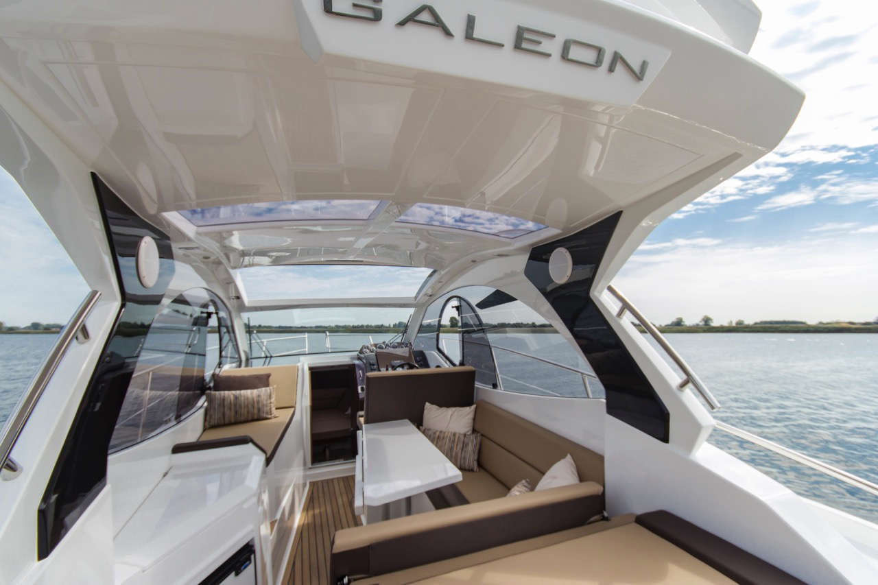 Galeon 305 HTS Cockpit image 4