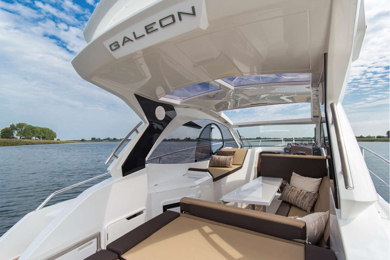 Galeon 305 HTS Cockpit image 5