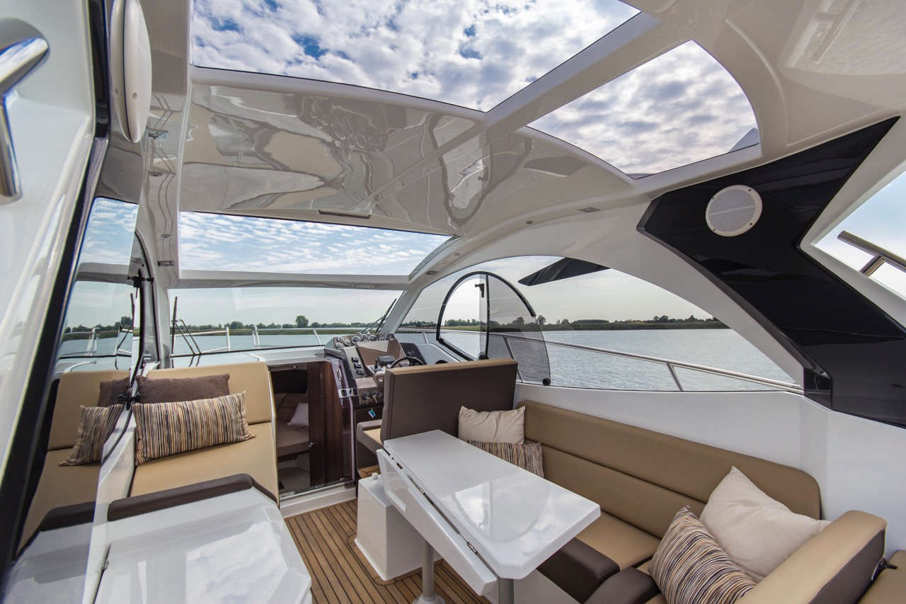 Galeon 305 HTS Cockpit image 6