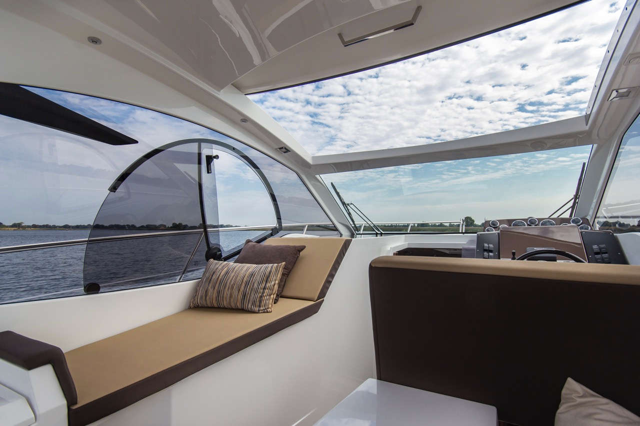 Galeon 305 HTS Cockpit image 7