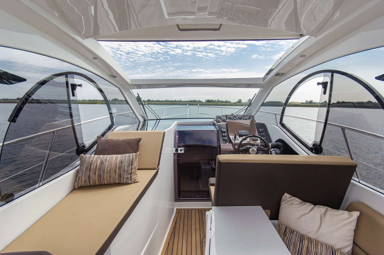 Galeon 305 HTS Cockpit image 8