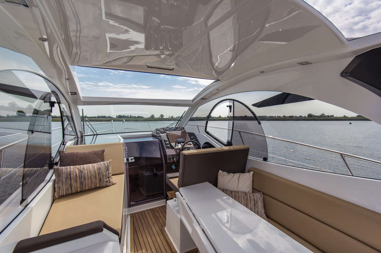 Galeon 305 HTS Cockpit image 9