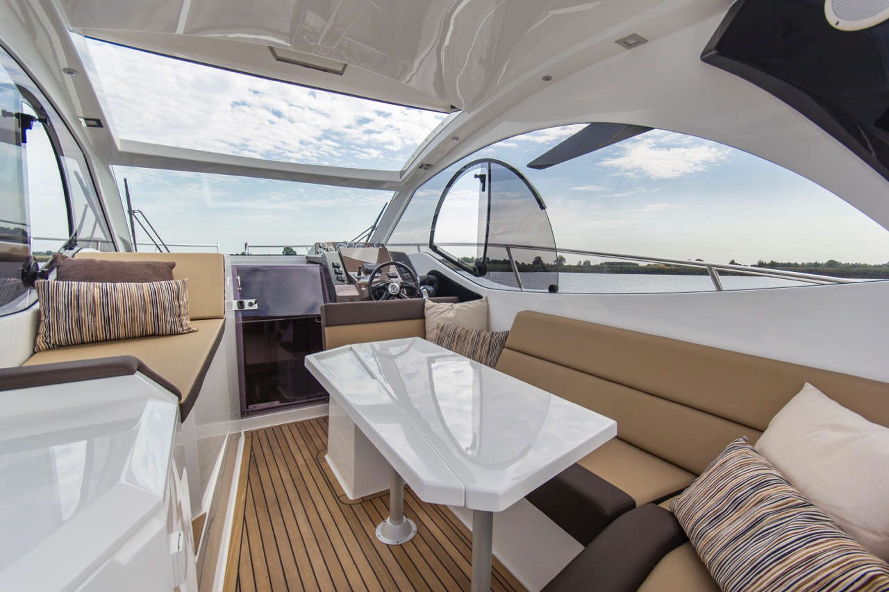 Galeon 305 HTS Cockpit image 10