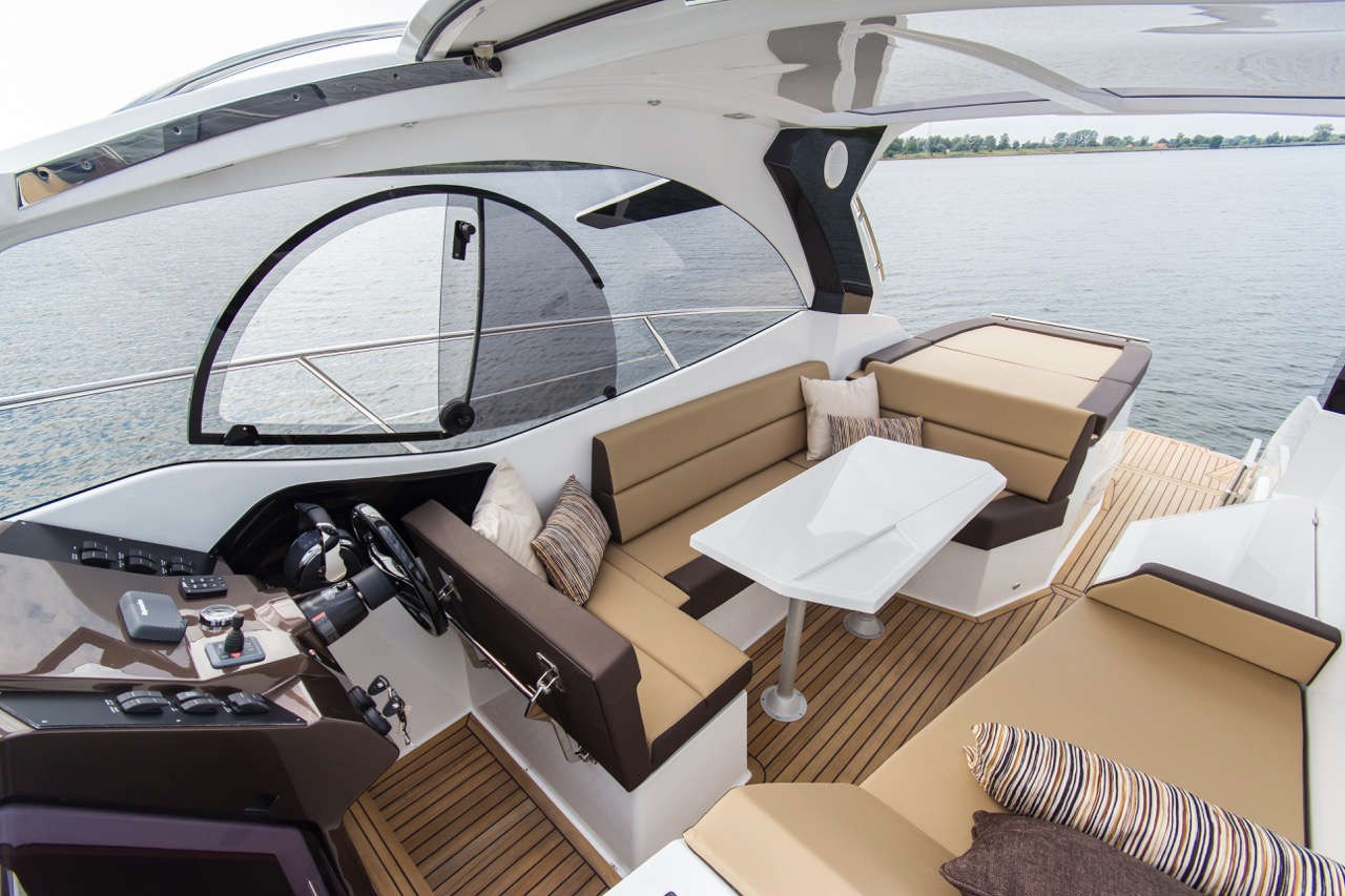 Galeon 305 HTS Cockpit image 11