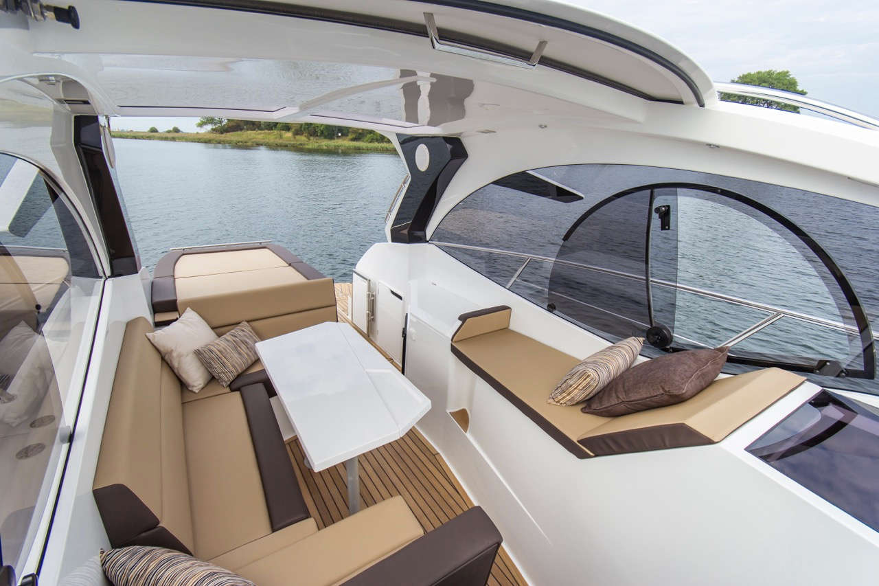 Galeon 305 HTS Cockpit image 12