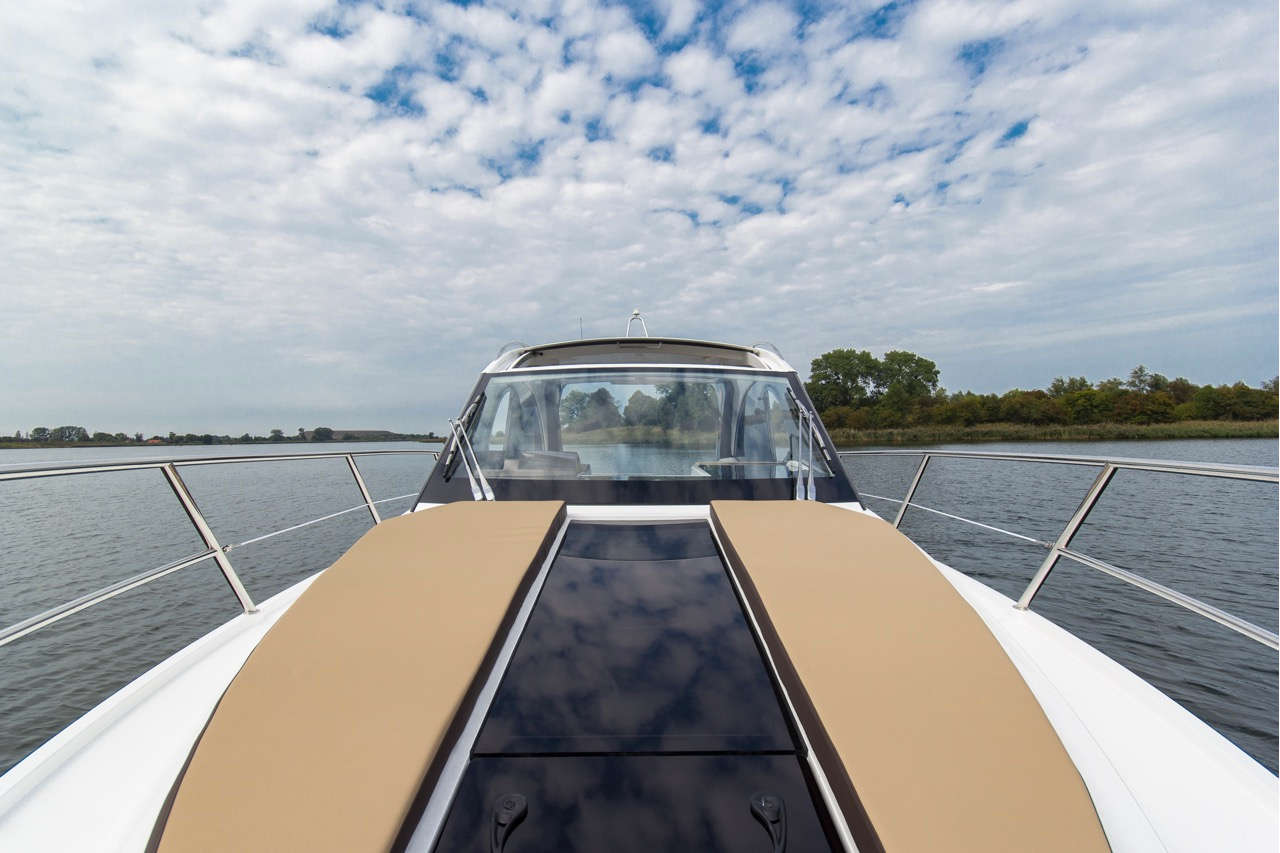 Galeon 305 HTS Cockpit image 13