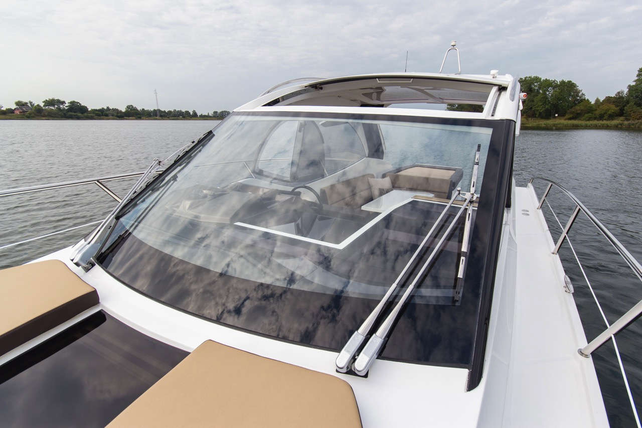 Galeon 305 HTS Cockpit image 14
