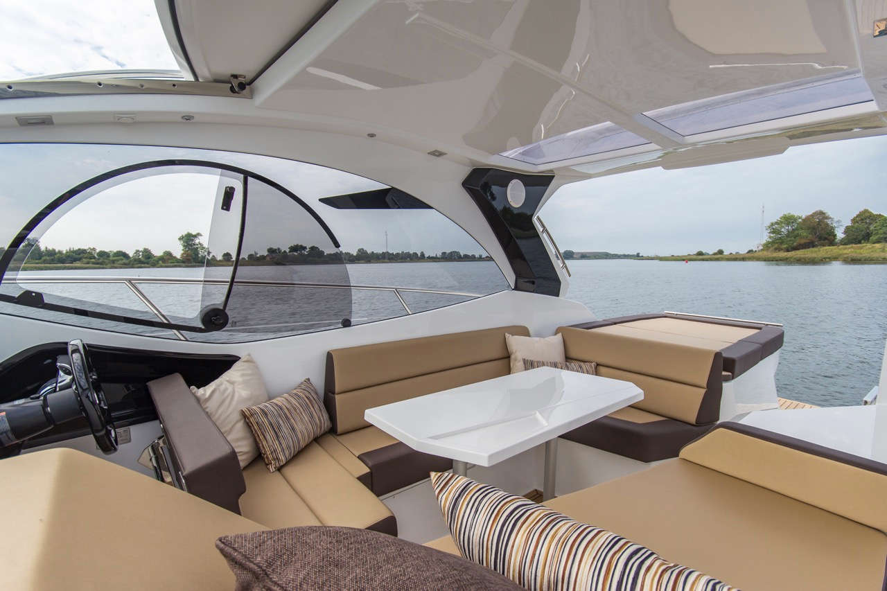 Galeon 305 HTS Cockpit image 15
