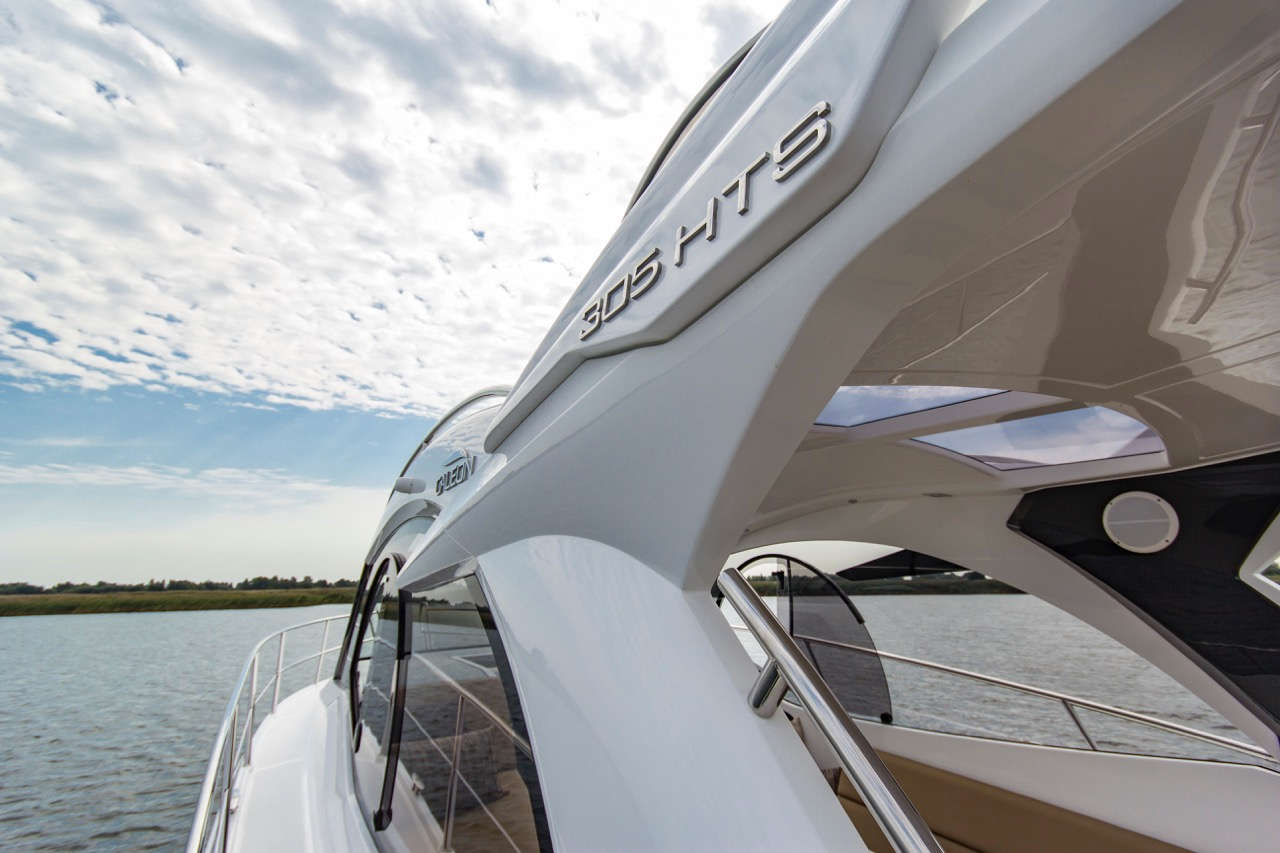 Galeon 305 HTS Cockpit image 16