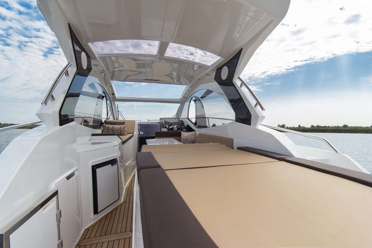 Galeon 305 HTS Cockpit image 17