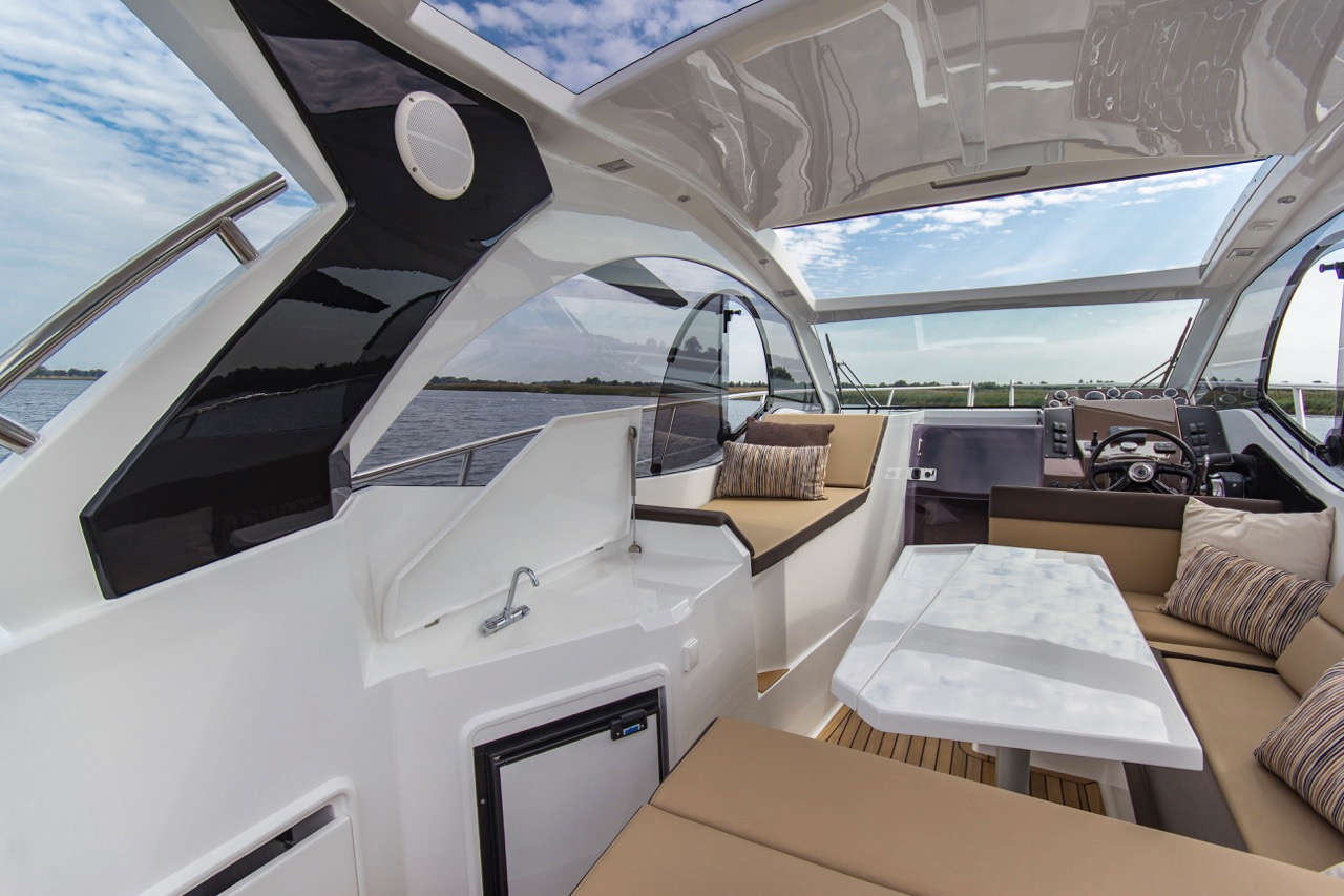 Galeon 305 HTS Cockpit image 18