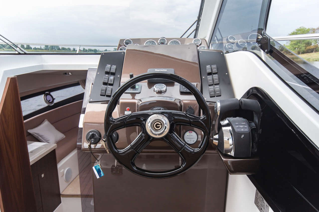 Galeon 305 HTS Cockpit image 19