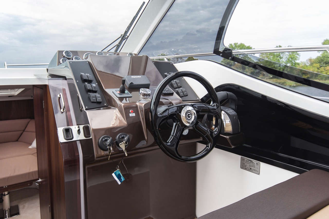 Galeon 305 HTS Cockpit image 20