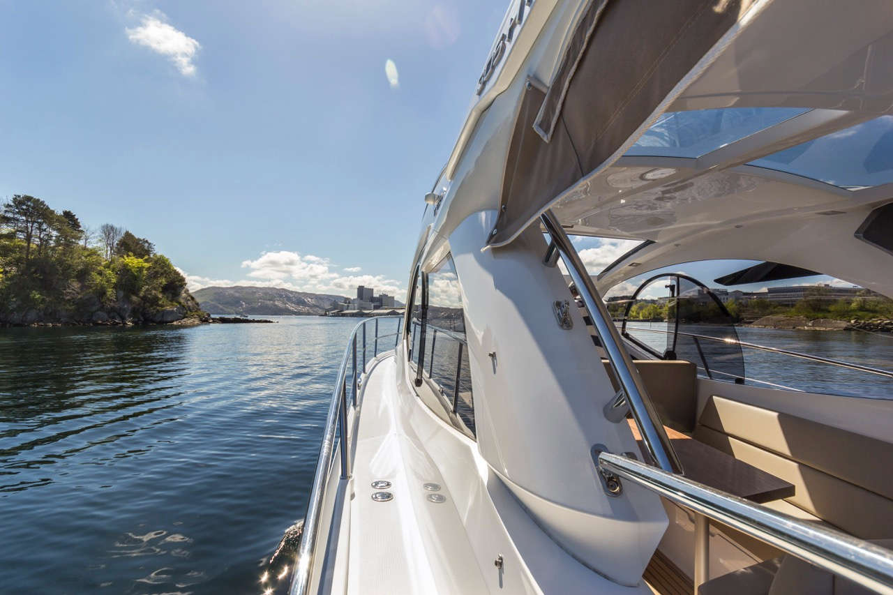 Galeon 305 HTS Cockpit image 21