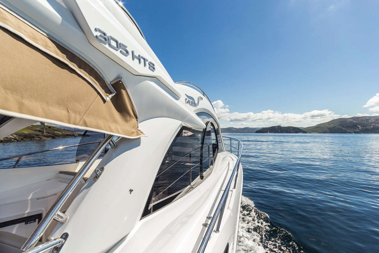Galeon 305 HTS Cockpit image 22
