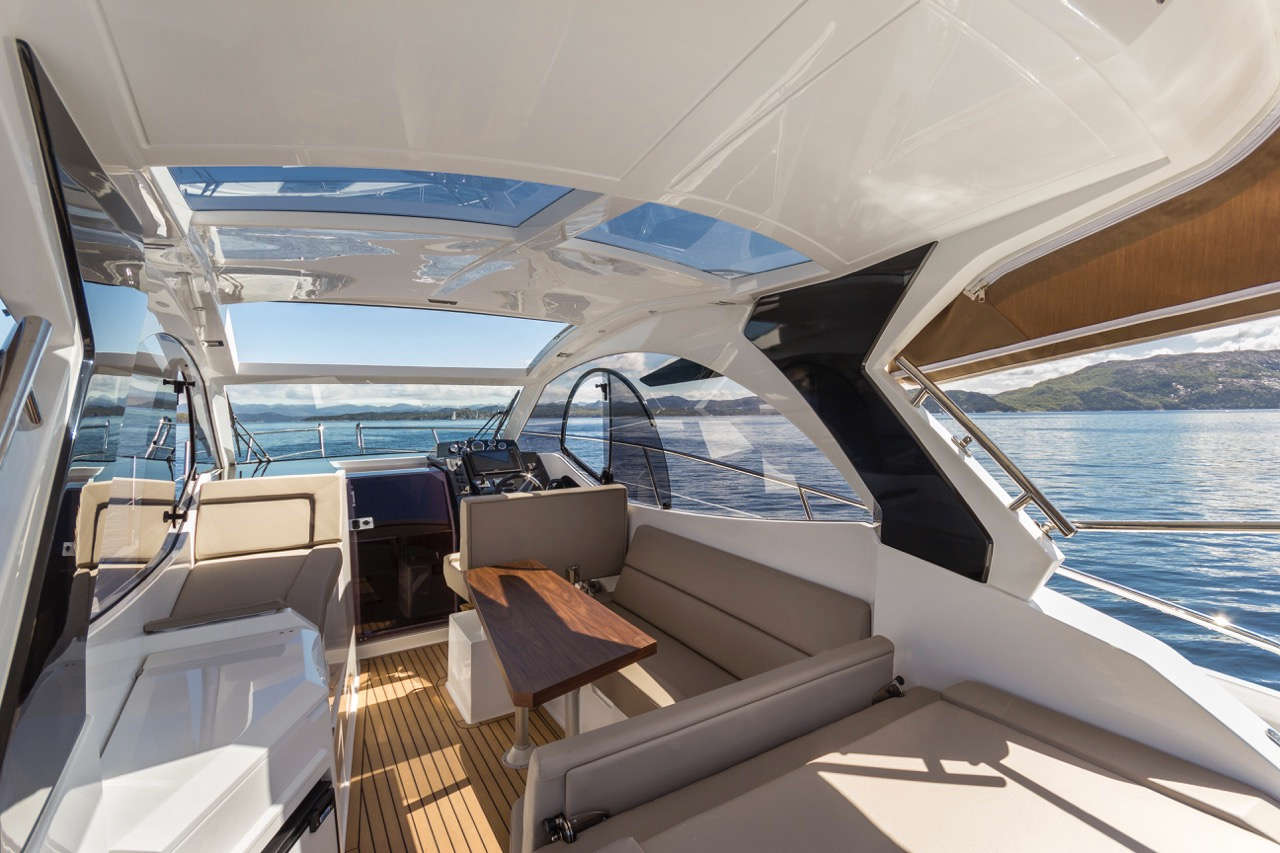 Galeon 305 HTS Cockpit image 23
