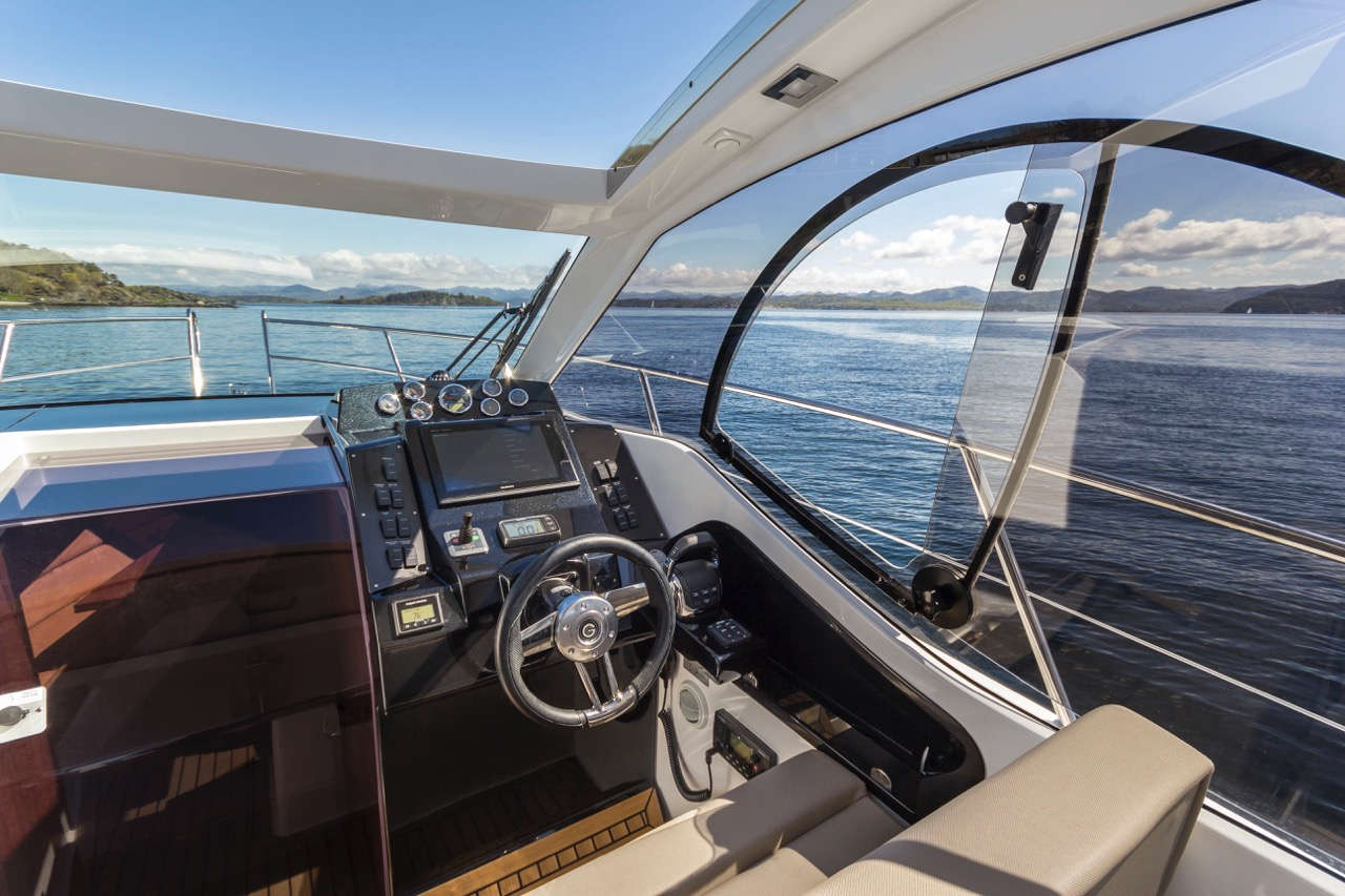 Galeon 305 HTS Cockpit image 24
