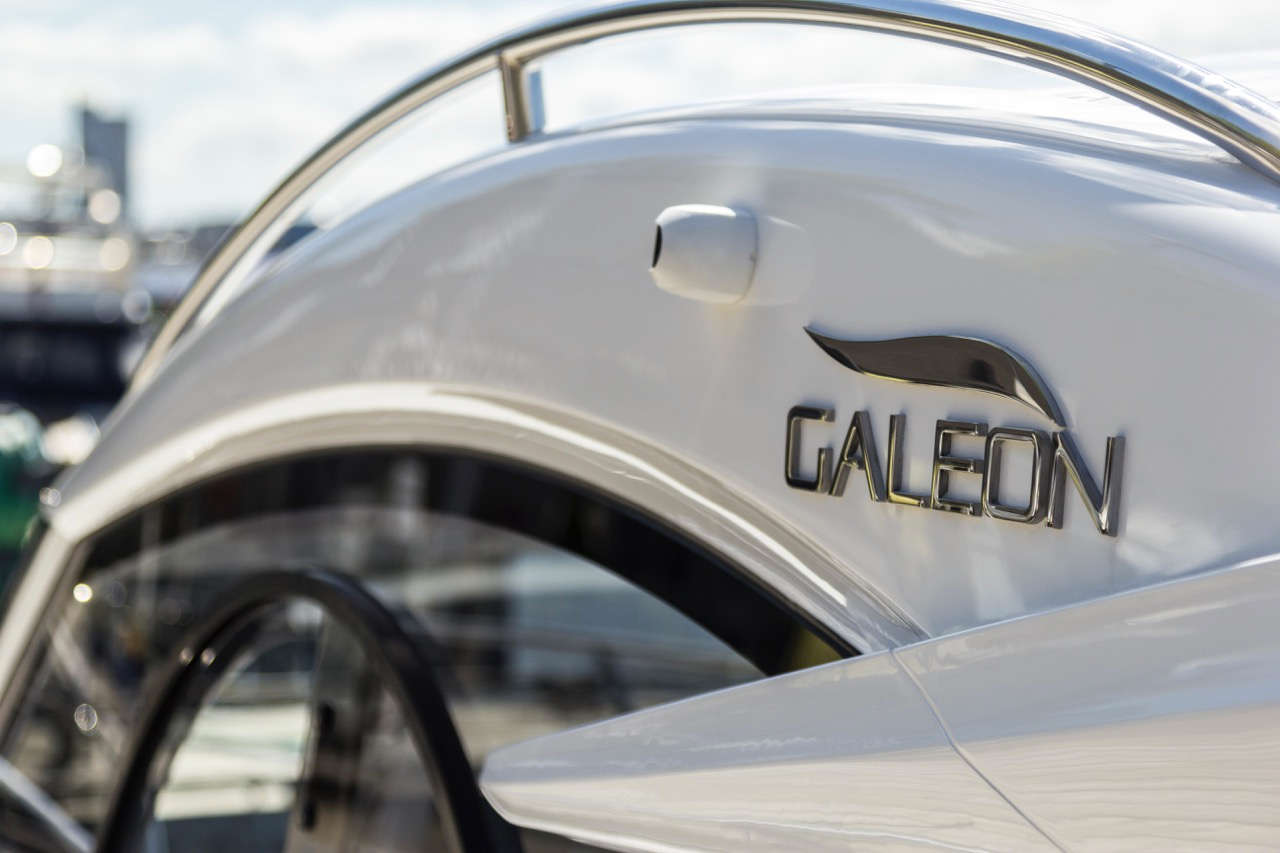 Galeon 305 HTS Cockpit image 27