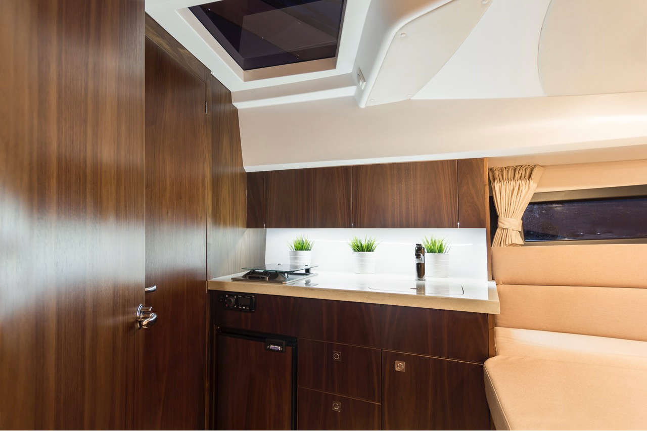 Galeon 305 HTS Internal image 12