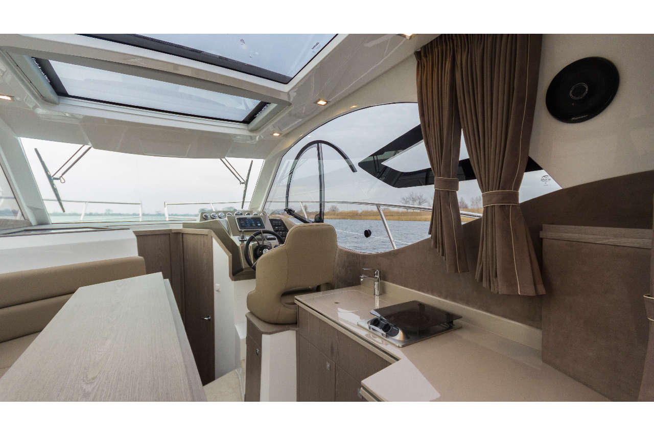Galeon 310 HTC Cockpit image 1