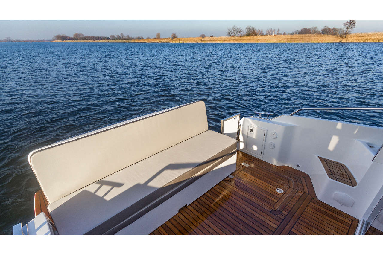 Galeon 310 HTC Cockpit image 11