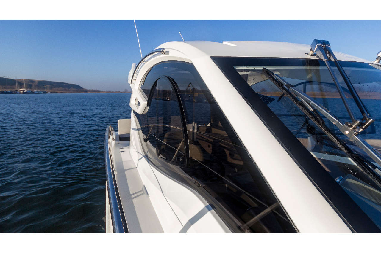 Galeon 310 HTC Cockpit image 12