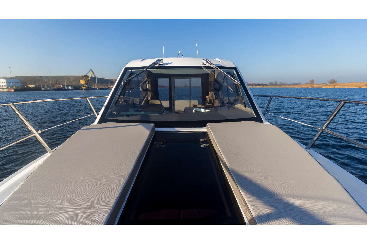 Galeon 310 HTC Cockpit image 13