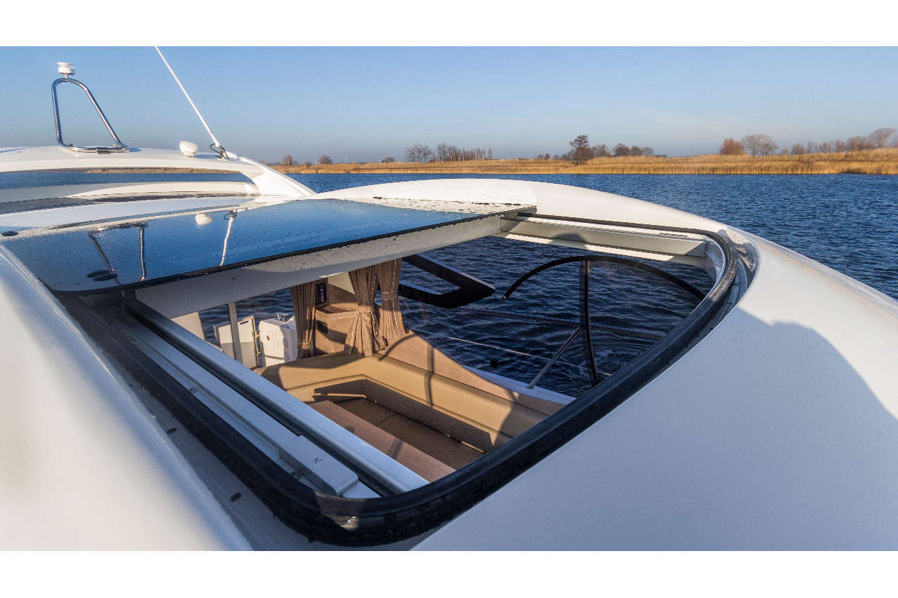 Galeon 310 HTC Cockpit image 14
