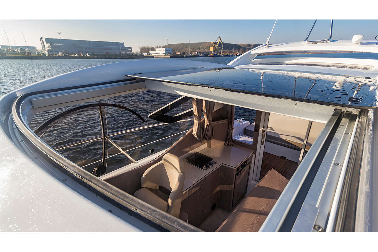 Galeon 310 HTC Cockpit image 16