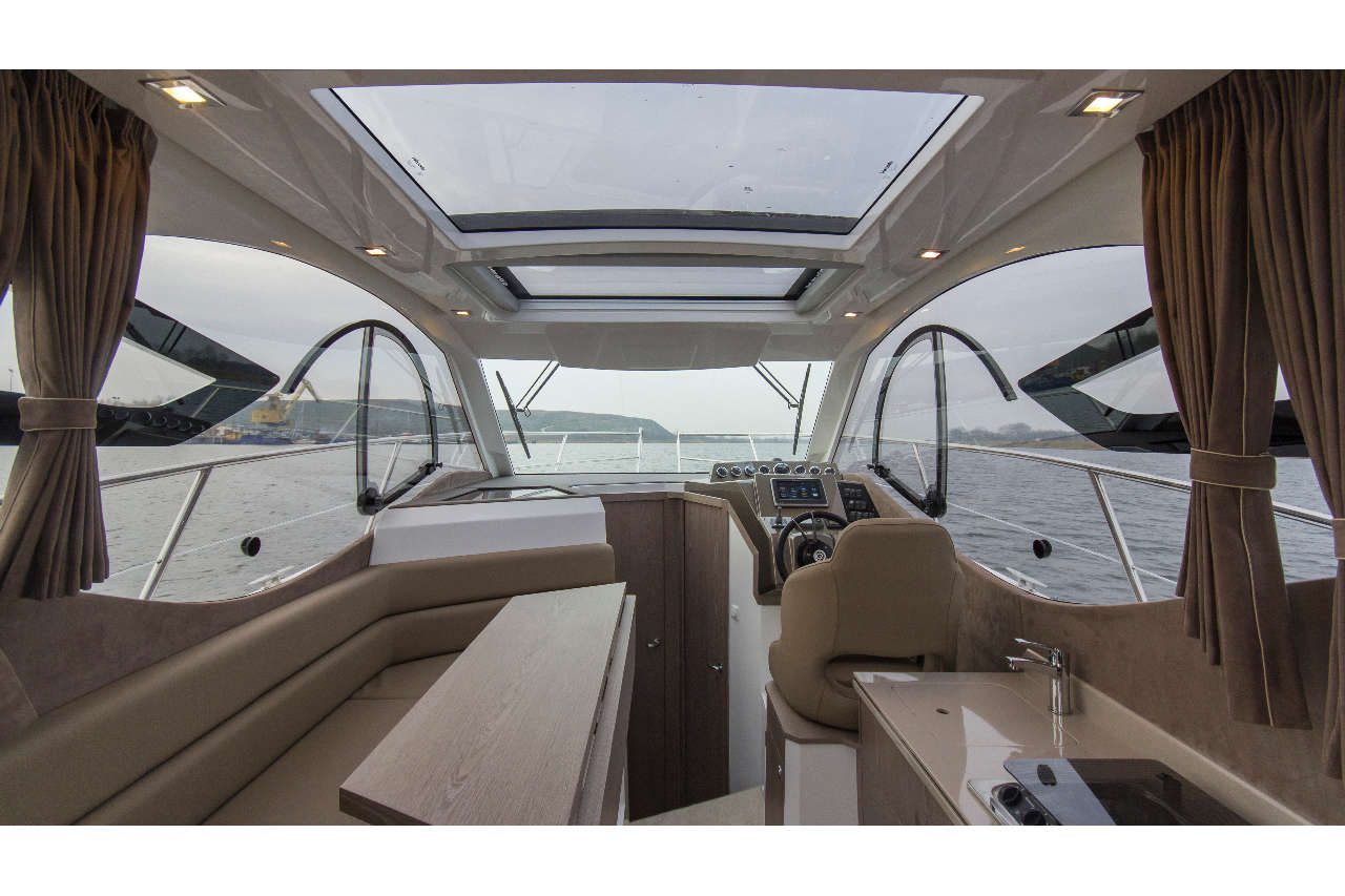 Galeon 310 HTC Cockpit image 2