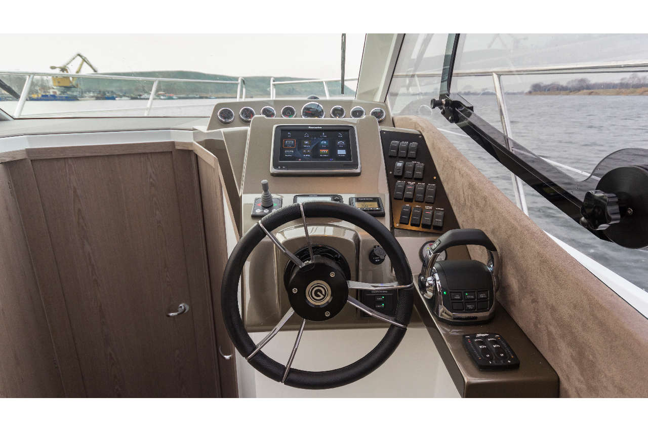 Galeon 310 HTC Cockpit image 4
