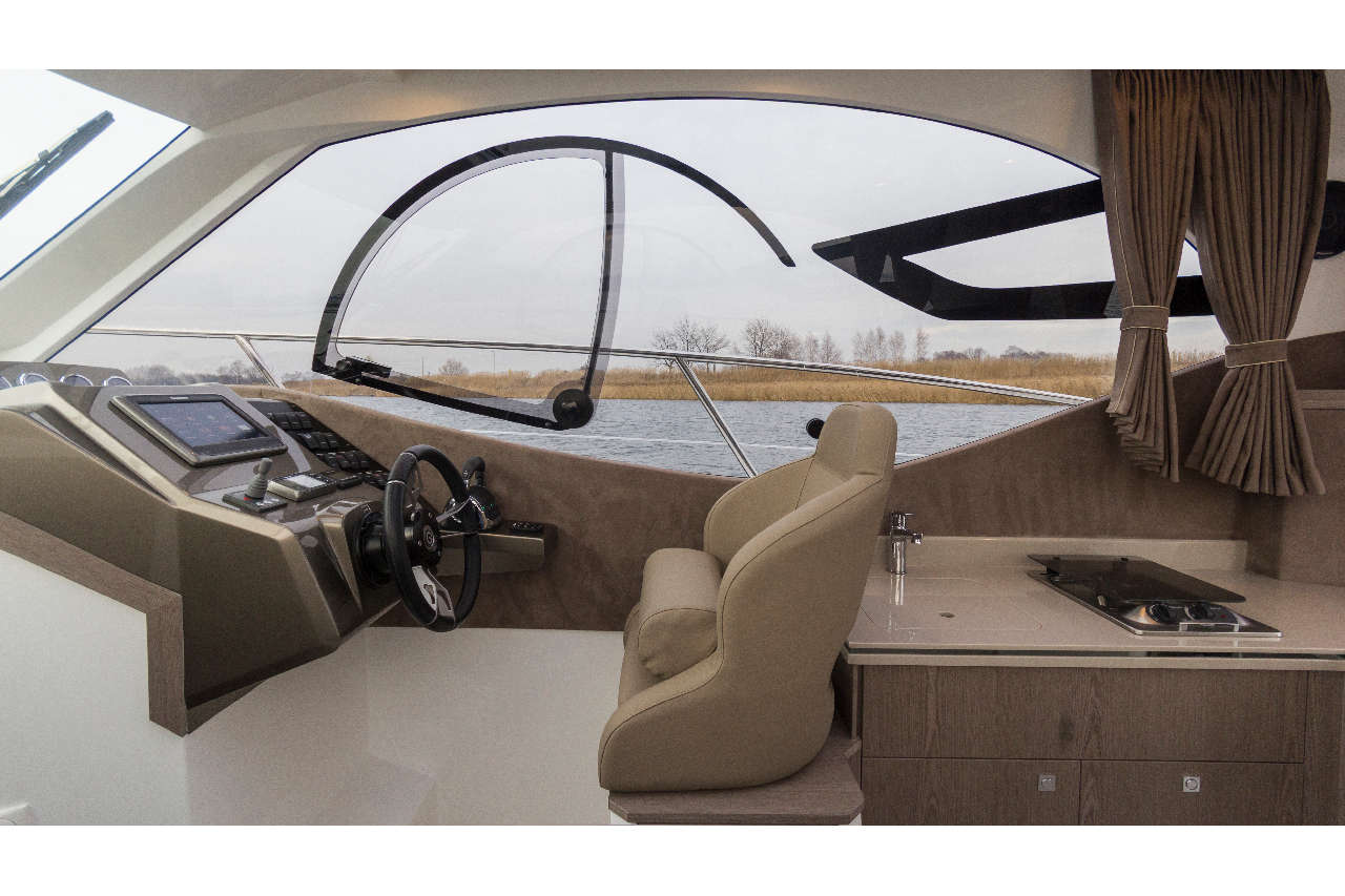 Galeon 310 HTC Cockpit image 5
