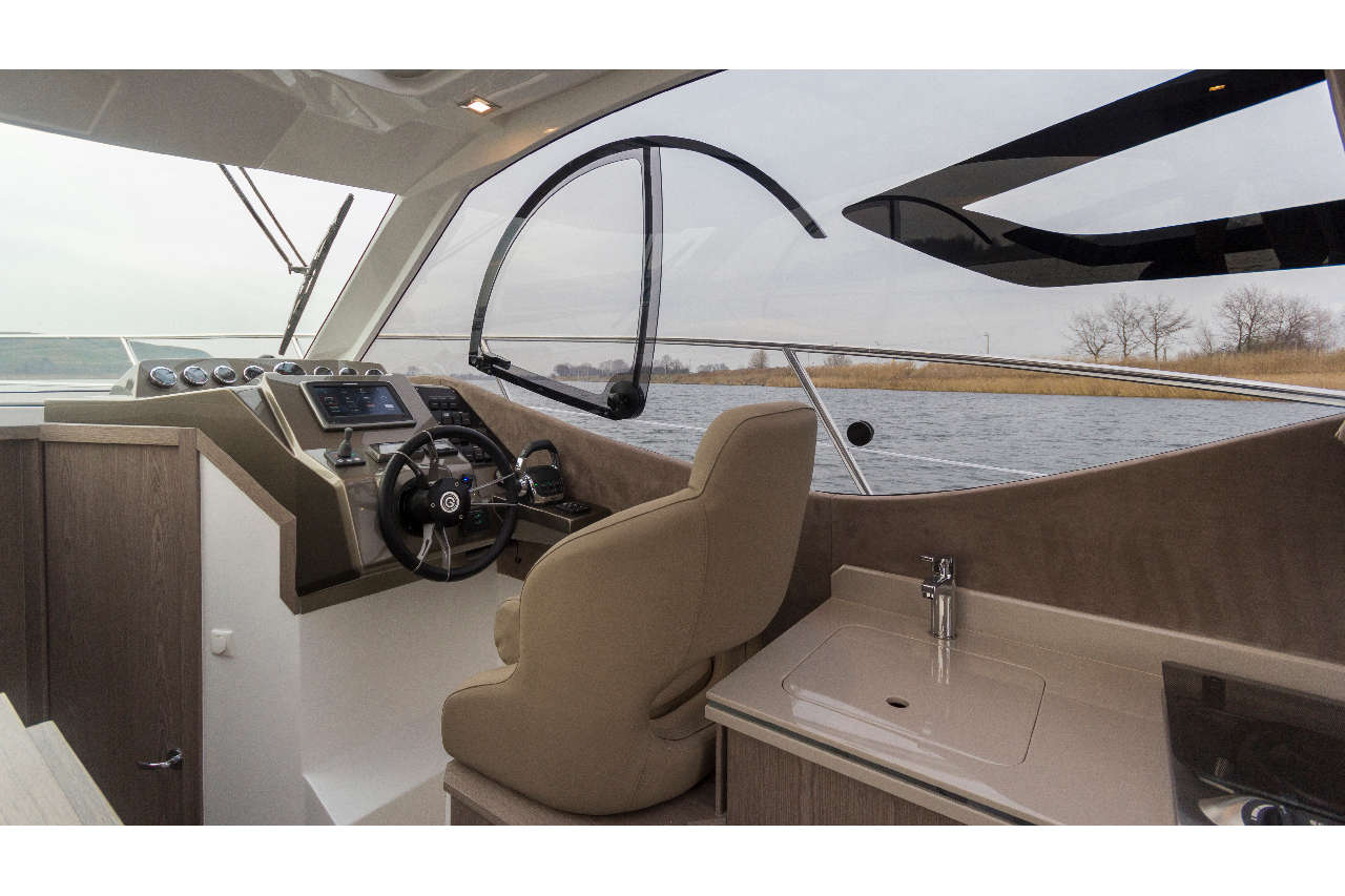 Galeon 310 HTC Cockpit image 6